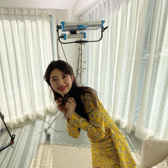 秀智一件碎花小裙子也能穿出精致复古风,太有气质了