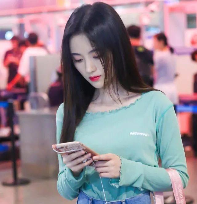 24岁鞠婧祎晒照身材很凸凹!这难道是二次发育?