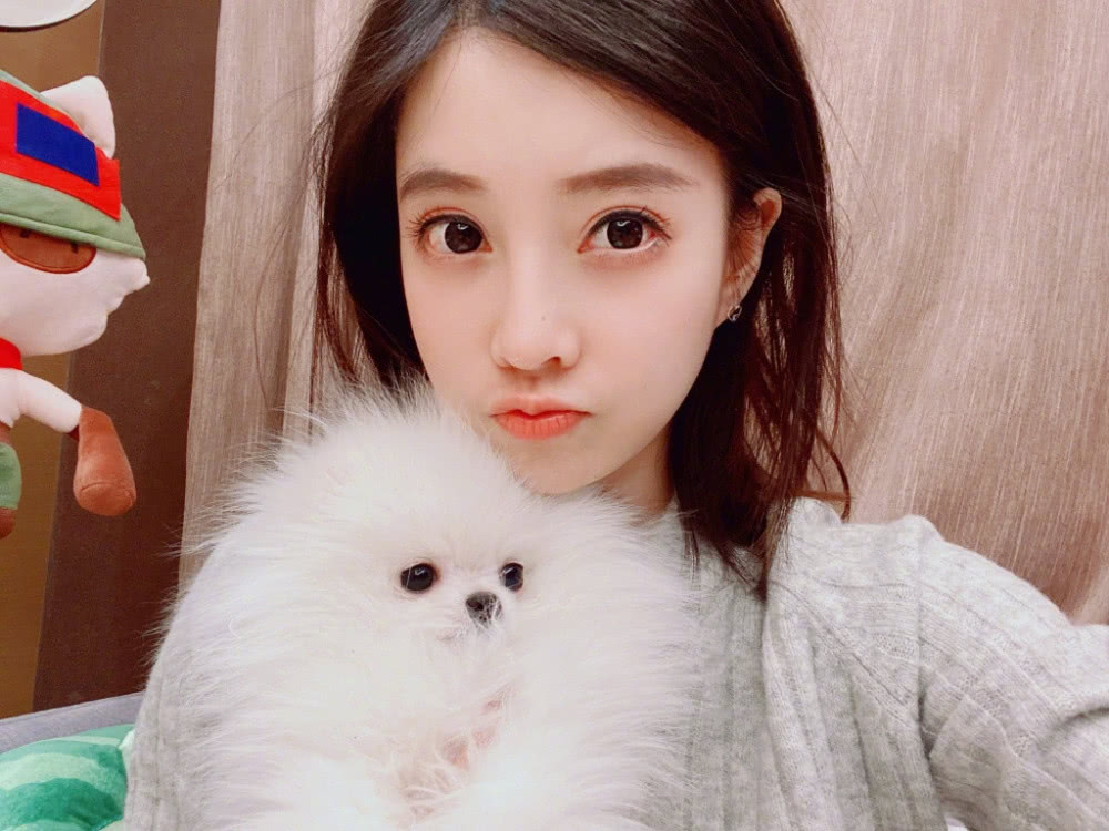 冯提莫将头发直接放下来，简单又有淑女范！