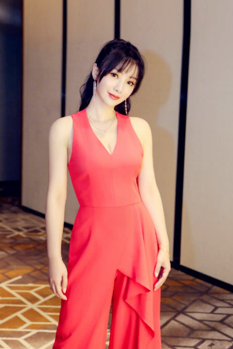 有种裤子叫柳岩的连体裤,104斤身材曼妙不显胖,她真的太会挑