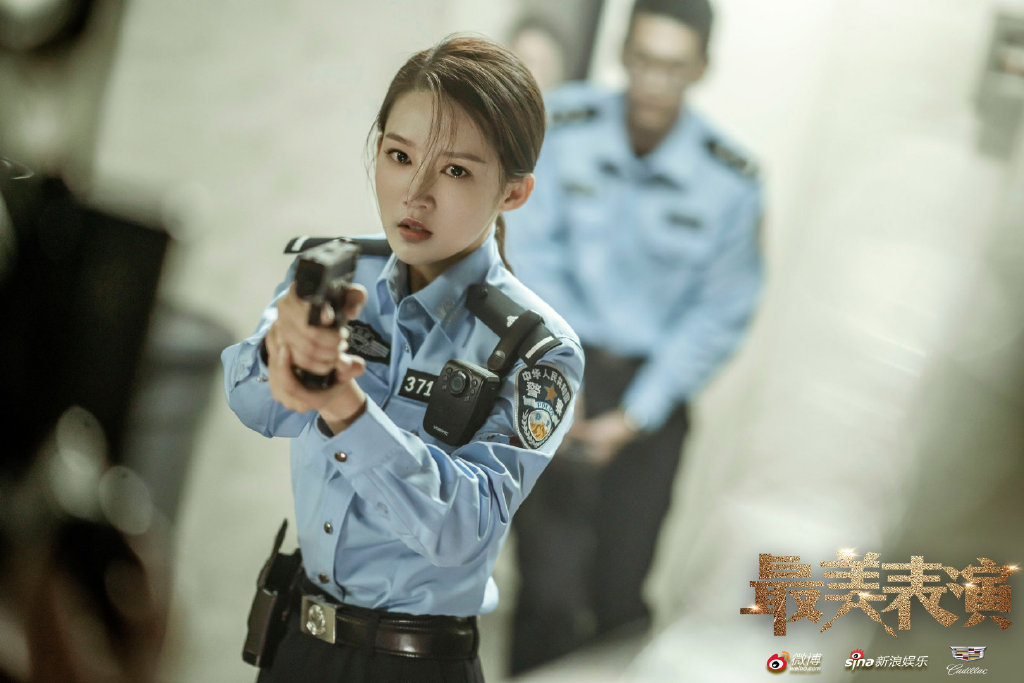 李沁《最美表演》警服英气十足图片