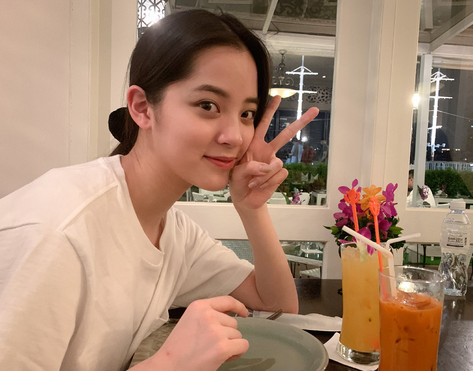 欧阳娜娜泰国探班干爸TAE,身穿白色T恤妥妥元气美少女