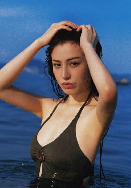 刘翔前妻葛天复古港风写真，穿“泳装”秀饱满身材太性感