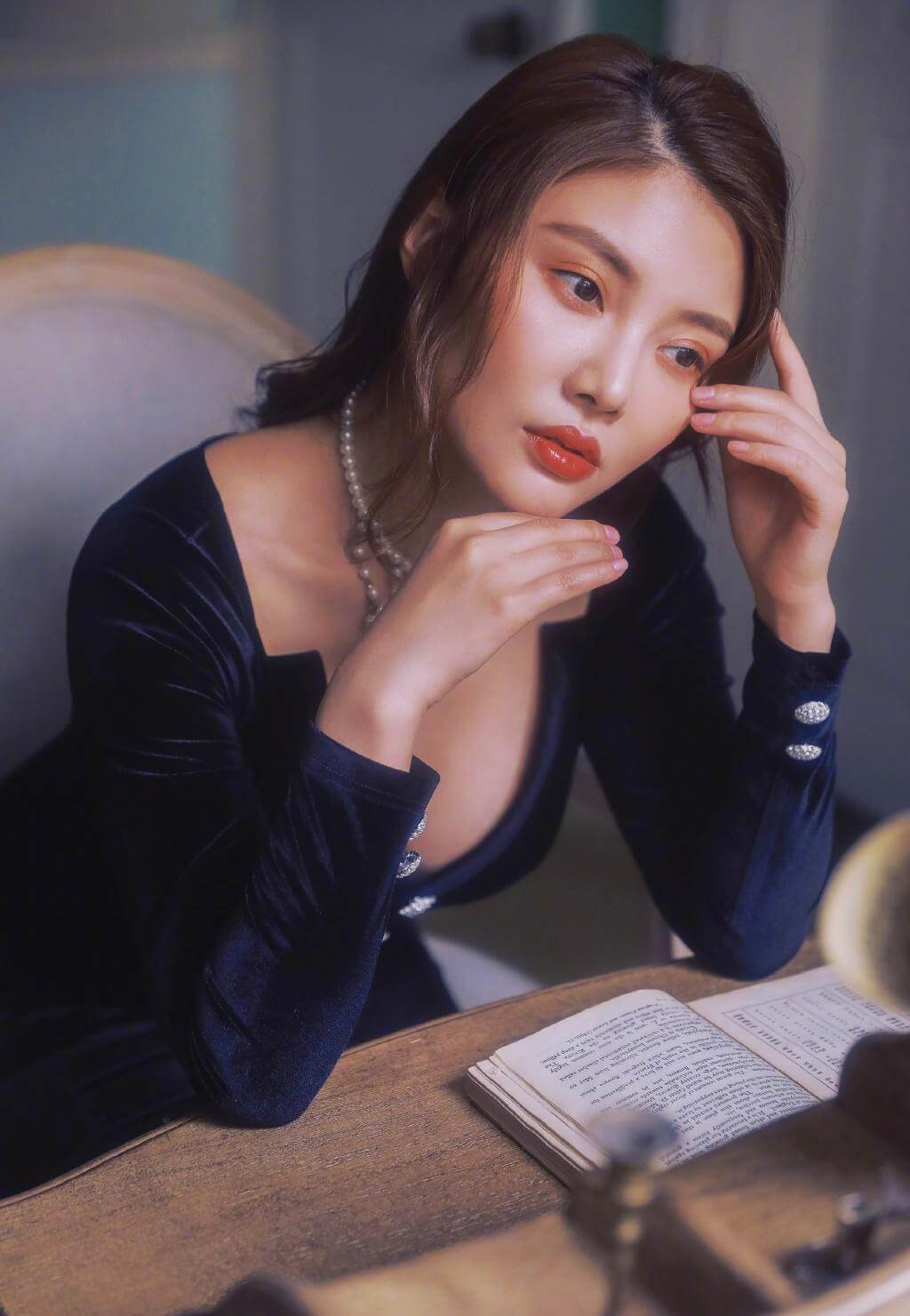 徐冬冬最新复古风格写真穿深v蓝丝绒长裙尽显性感好身材