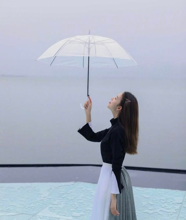 陈瑶碎花露肩衫搭牛仔裤，穿出了春暖花开