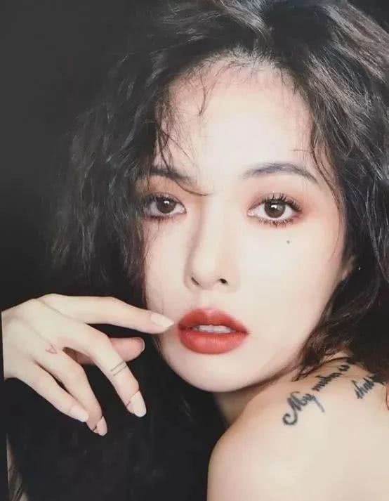 喜欢复古风的女生，不妨烫个羊毛卷