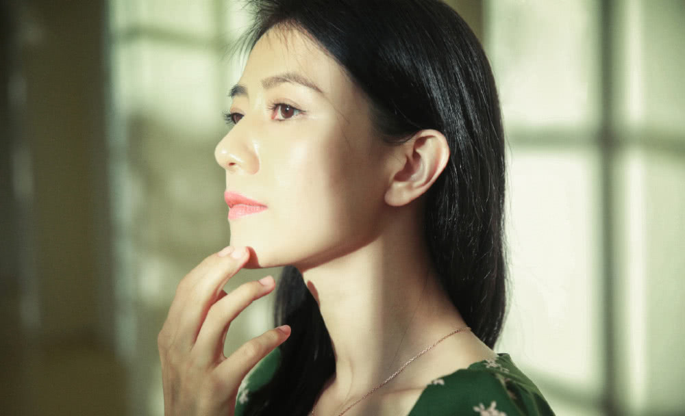 高圆圆穿碎花裙梳直发,美得优雅知性太有女人味