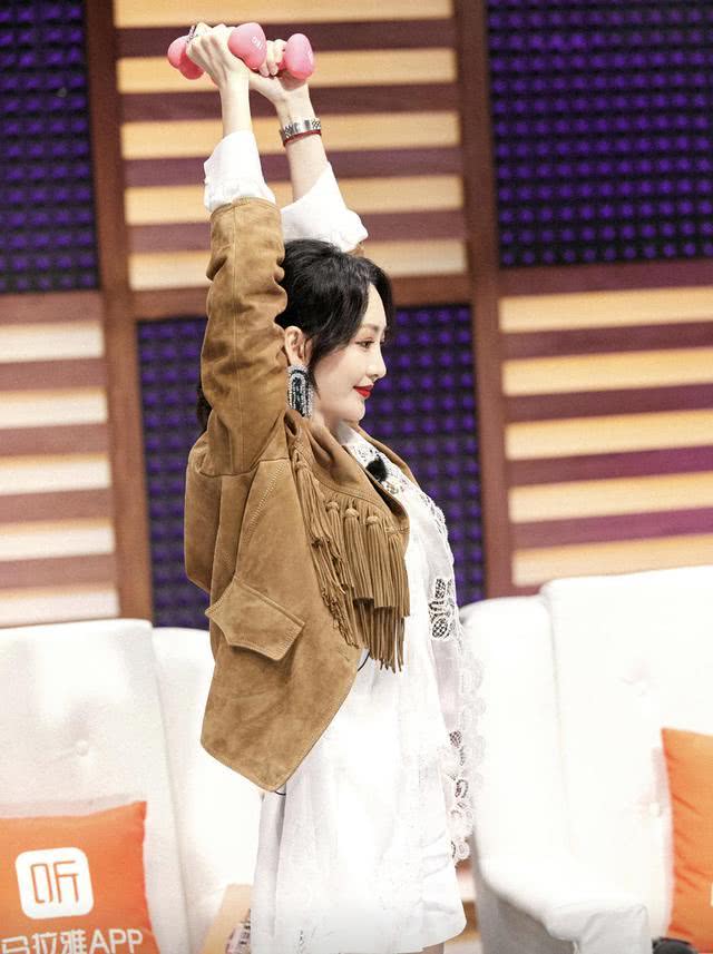 王鸥棕色外套配短裤,穿上高筒靴又美又飒