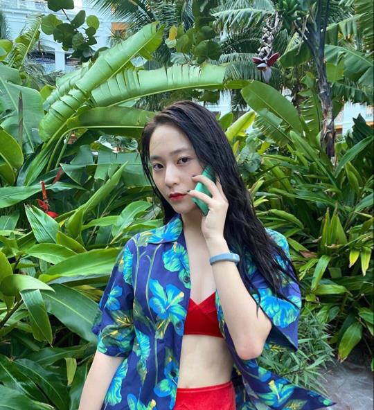 郑秀晶穿红色丝绒泳衣外搭蓝花绿叶的沙滩衬衣,大秀好身材