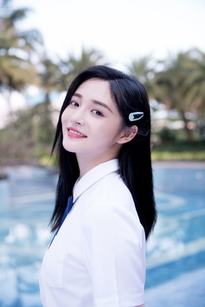 周洁琼衬衫配百褶裙穿成“漫画女主”,笑起来连空气都变甜了