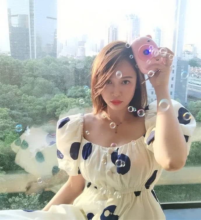 陈乔恩谈恋爱颜值都回春了,穿公主裙吹泡泡看着像小女孩