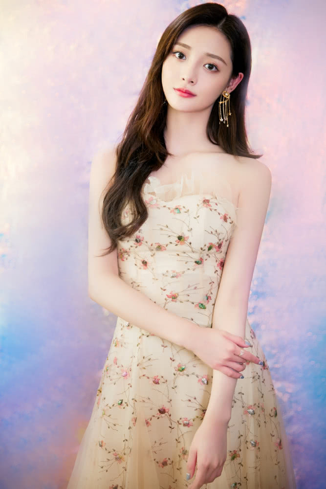 周洁琼衬衫配百褶裙穿成“漫画女主”,笑起来连空气都变甜了