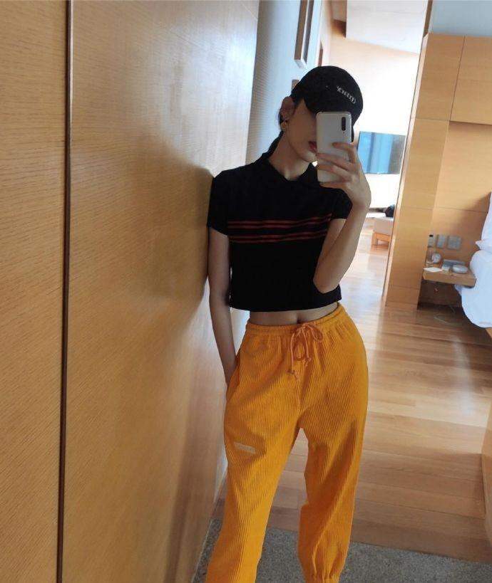 古力娜扎终于晒街拍，彩虹少女装摆pose，秒变校园女生