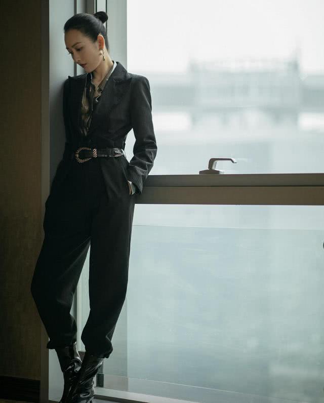 王鸥棕色外套配短裤,穿上高筒靴又美又飒