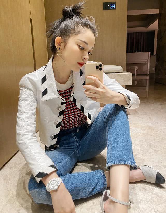 娜扎证明了只要长得好看穿什么都美，这么土气的衣服也就她能穿