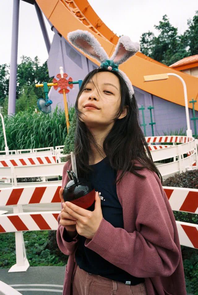 倪妮穿柠檬黄抹胸薄纱礼裙太性感,镜头前凹造型秀曲线