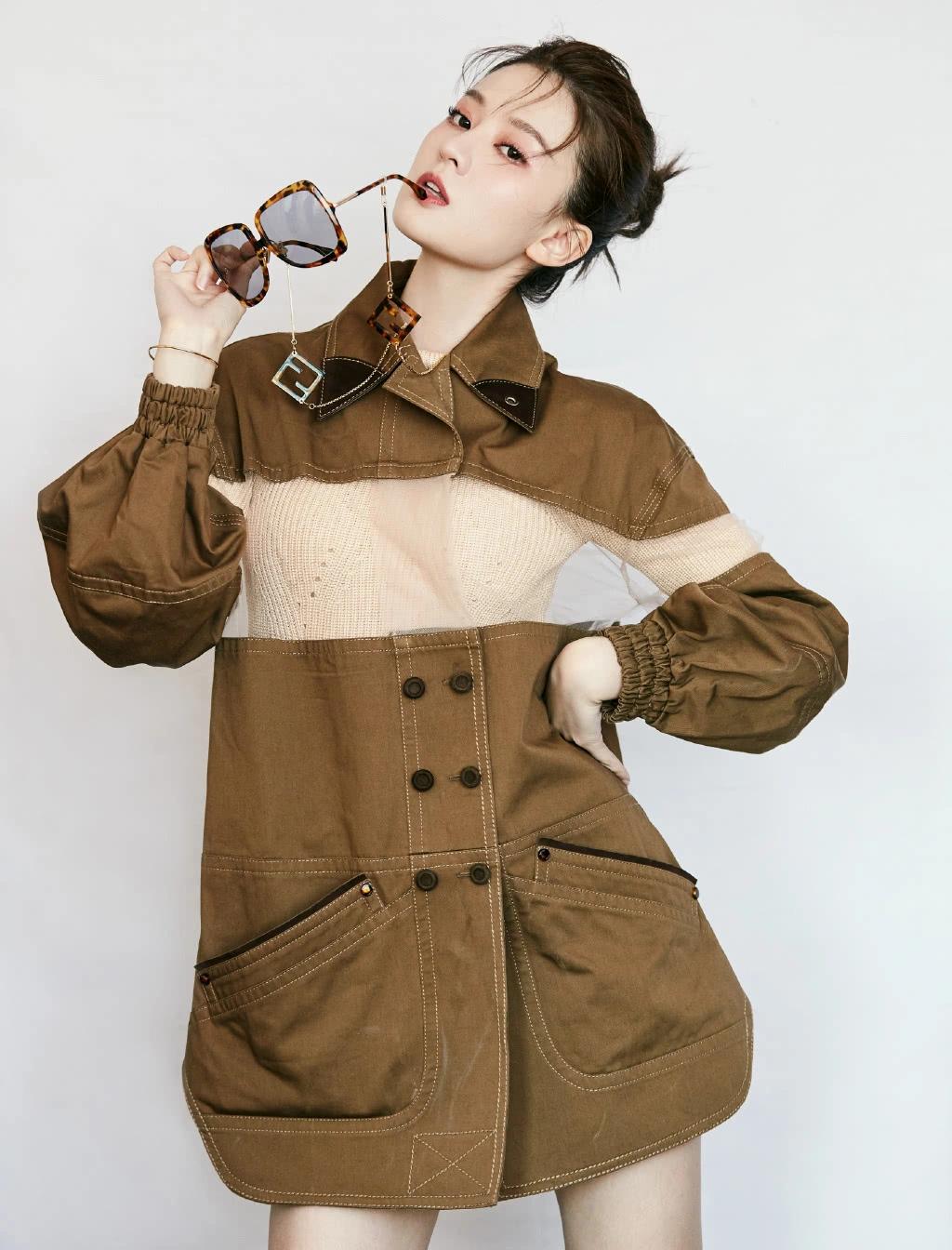 乔欣百褶裙超过膝盖，再配双高筒靴意外显腿更长了