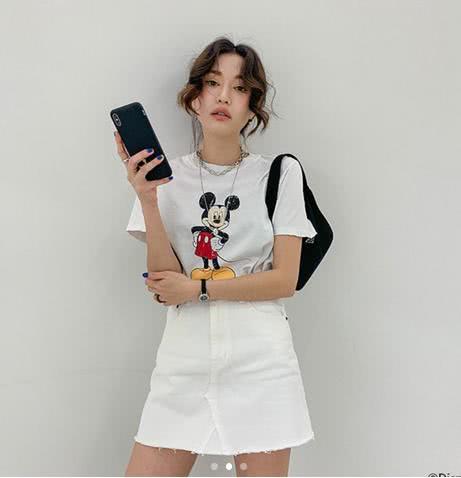 别人穿T恤就高级,你穿T恤婶味挥之不去,高级感这东西买得到吗?