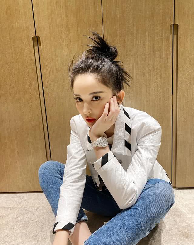 娜扎证明了只要长得好看穿什么都美，这么土气的衣服也就她能穿