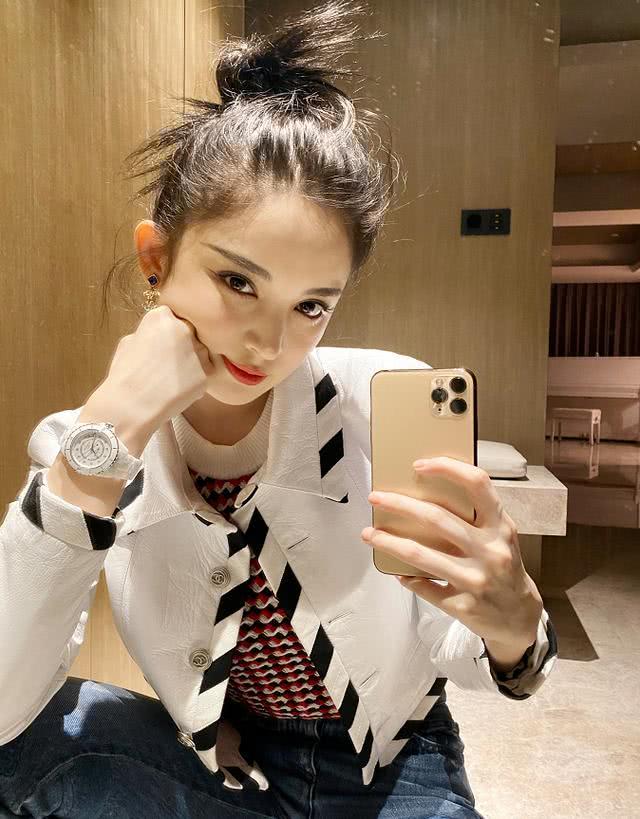 娜扎证明了只要长得好看穿什么都美，这么土气的衣服也就她能穿