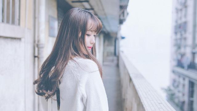 男朋友抱着我在教室做作业 只怪有人占了我的位置