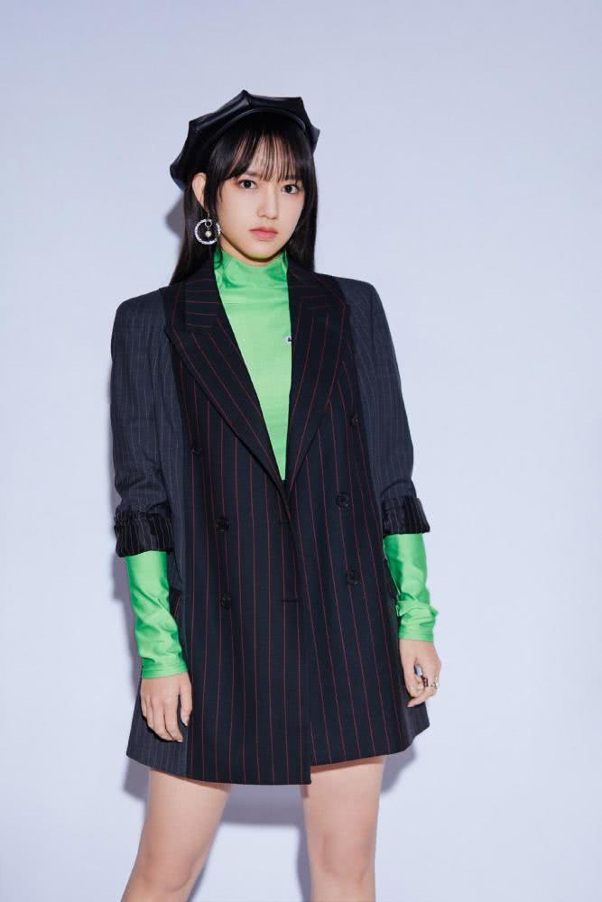 程潇变二次元少女,穿拼接衬衫配超短裙坐下后“漫画腿”太抢镜