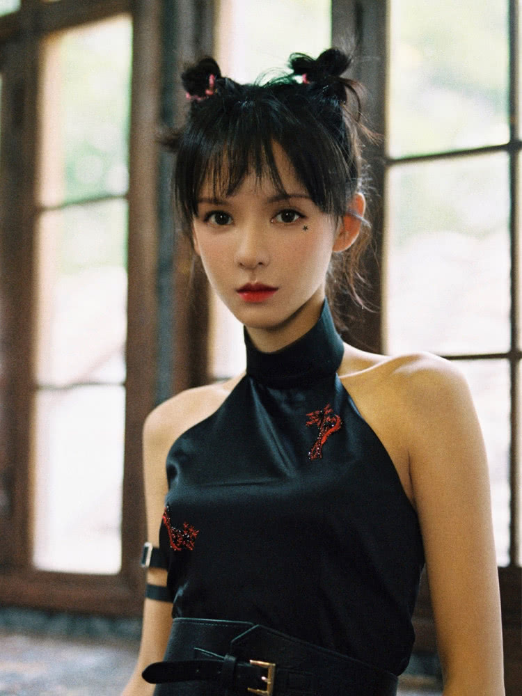 张予曦穿旗袍撑不住衣服,“哪吒头”配空气刘海挺可爱