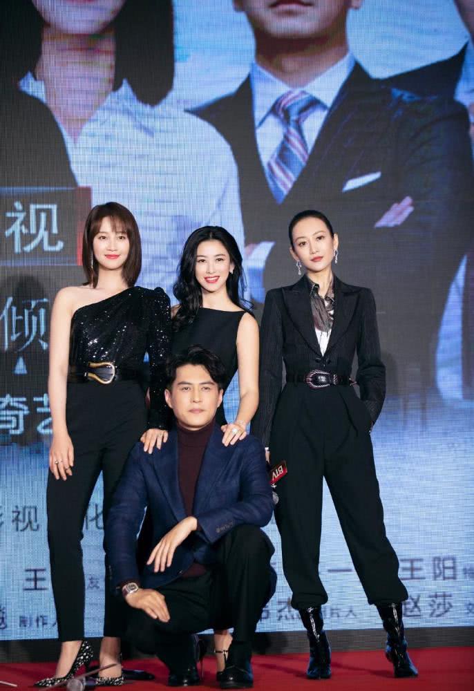 王鸥穿9千8的裤子坐行李箱上,随随便便造型都是大佬范