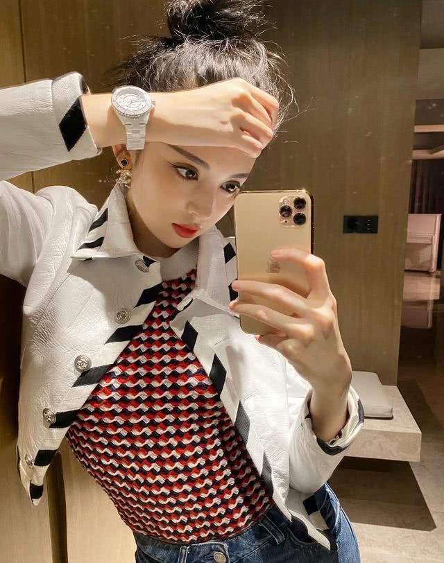 娜扎证明了只要长得好看穿什么都美，这么土气的衣服也就她能穿