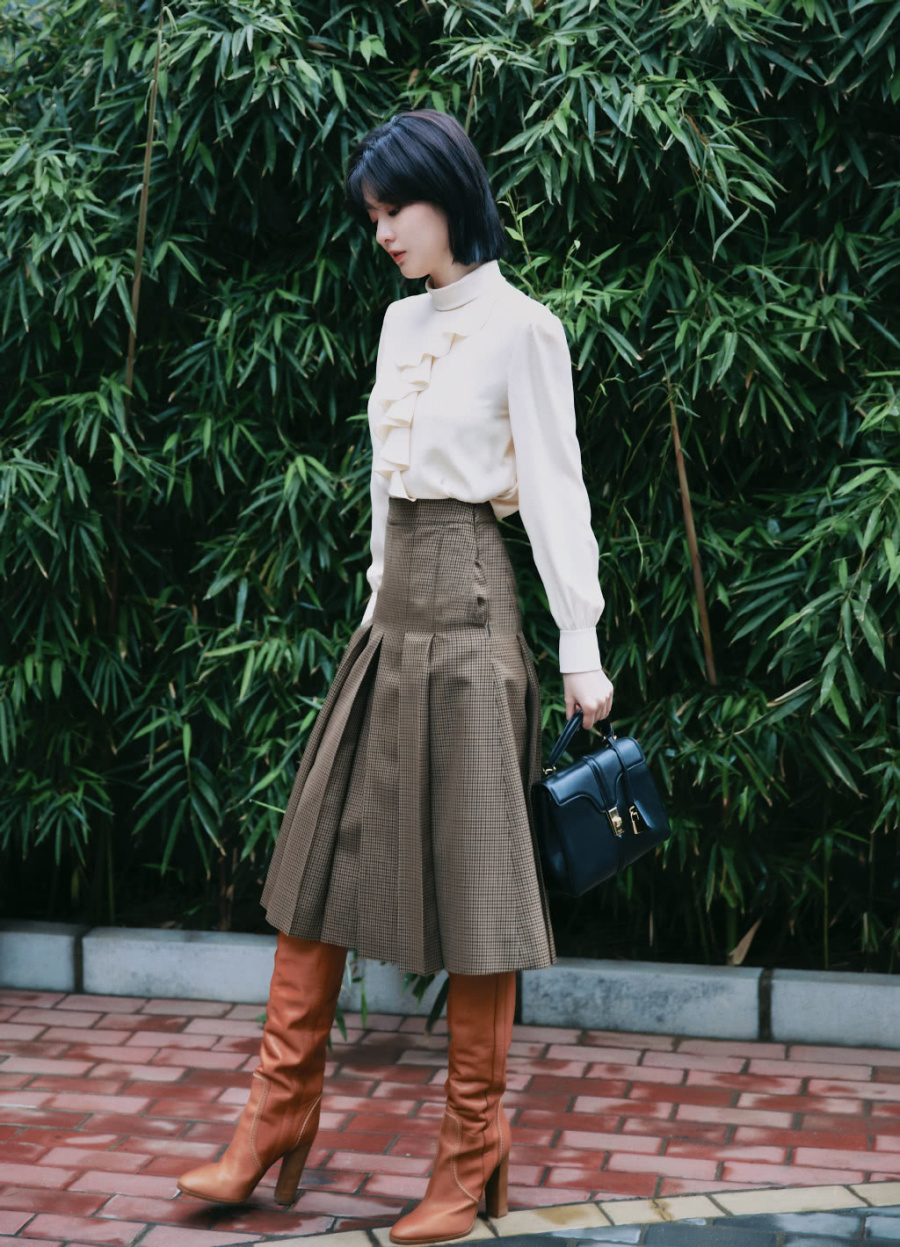 乔欣百褶裙超过膝盖，再配双高筒靴意外显腿更长了