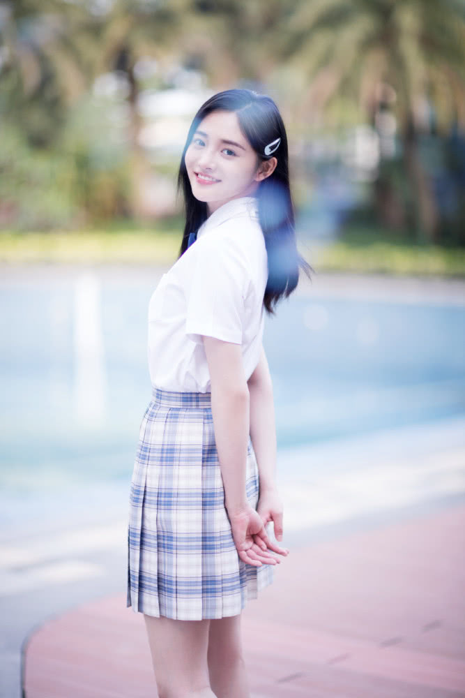 周洁琼衬衫配百褶裙穿成“漫画女主”,笑起来连空气都变甜了