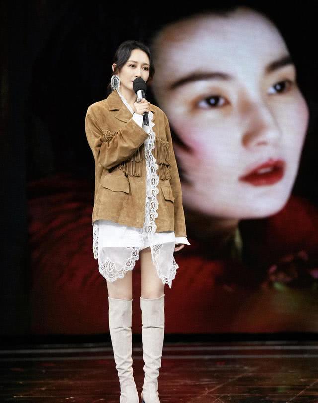 王鸥棕色外套配短裤,穿上高筒靴又美又飒