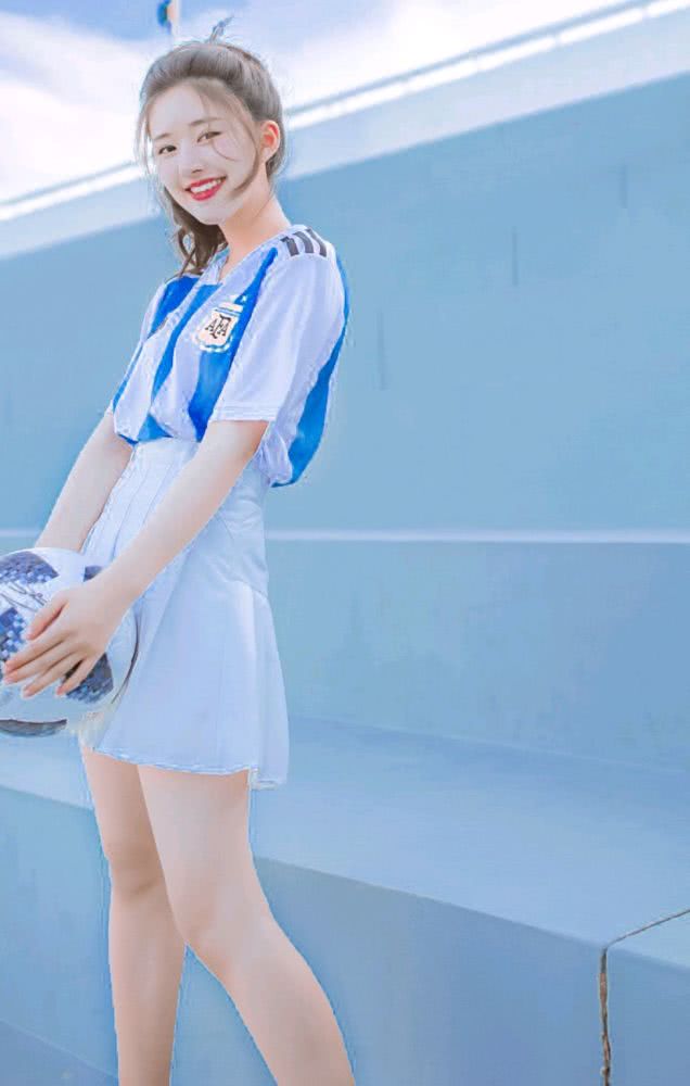 赵露思穿橙色T恤搭配灰色热裤,穿运动装难掩好身材