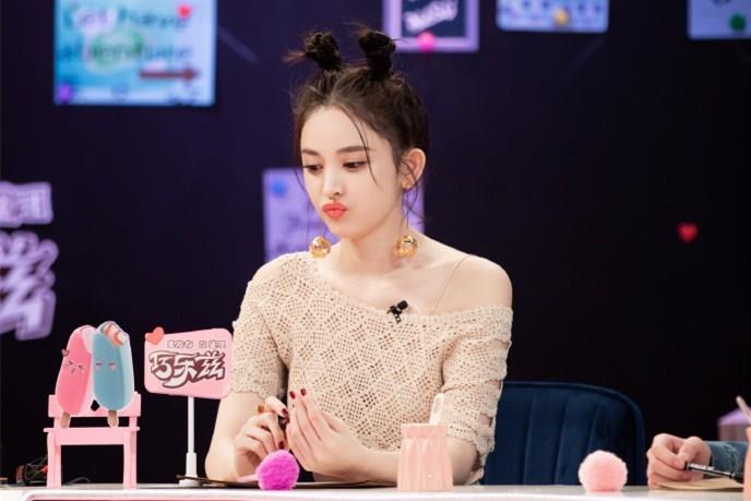 古力娜扎终于晒街拍，彩虹少女装摆pose，秒变校园女生