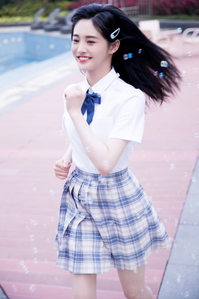 周洁琼衬衫配百褶裙穿成“漫画女主”,笑起来连空气都变甜了