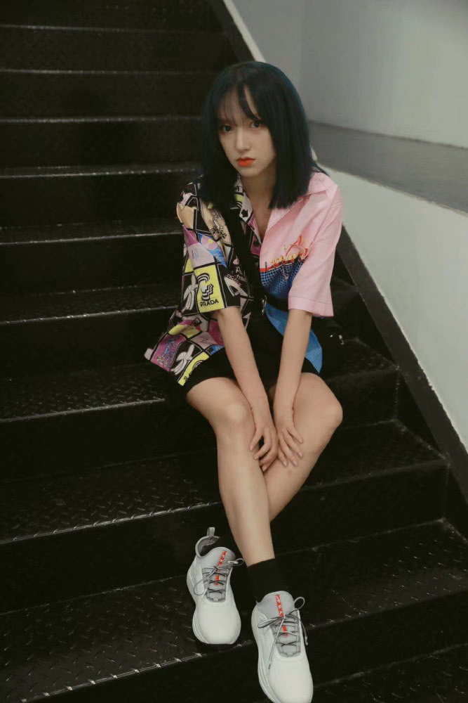 程潇变二次元少女,穿拼接衬衫配超短裙坐下后“漫画腿”太抢镜