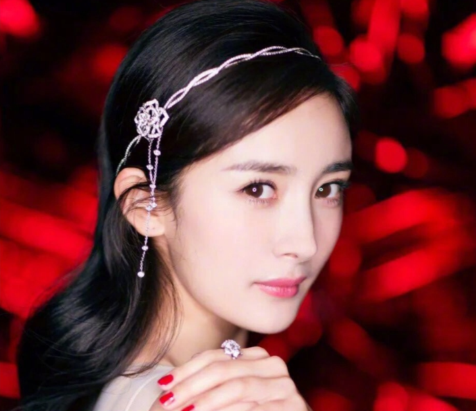 宋妍霏戴发箍冷艳，欧阳娜娜戴发箍甜美，看清她：公主小妹！