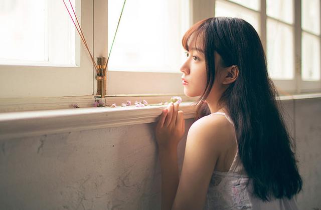 男人哪些举动是喜欢你 忍不住的偷看你