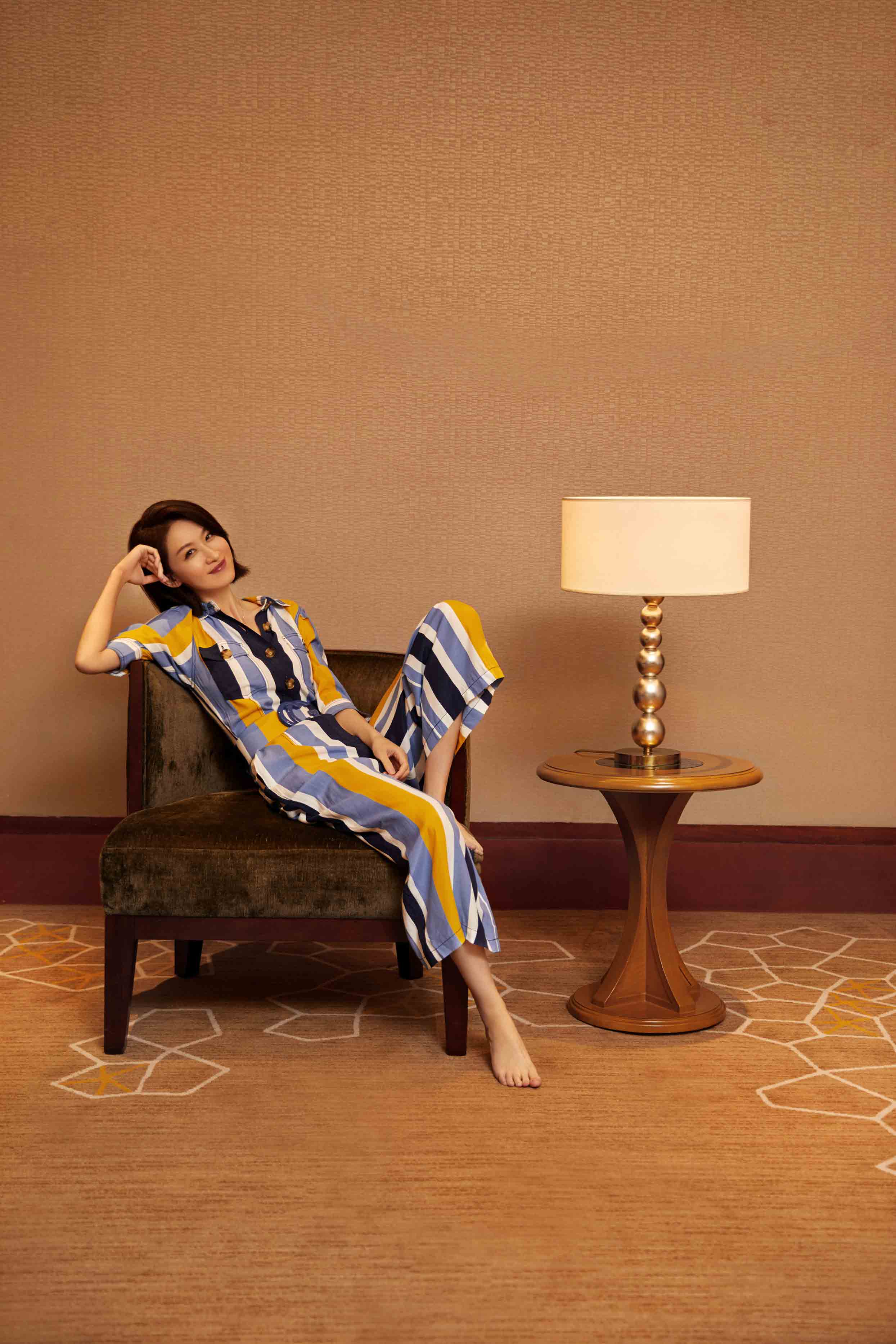 张雯时尚大片释出 造型百变演绎高级性感美