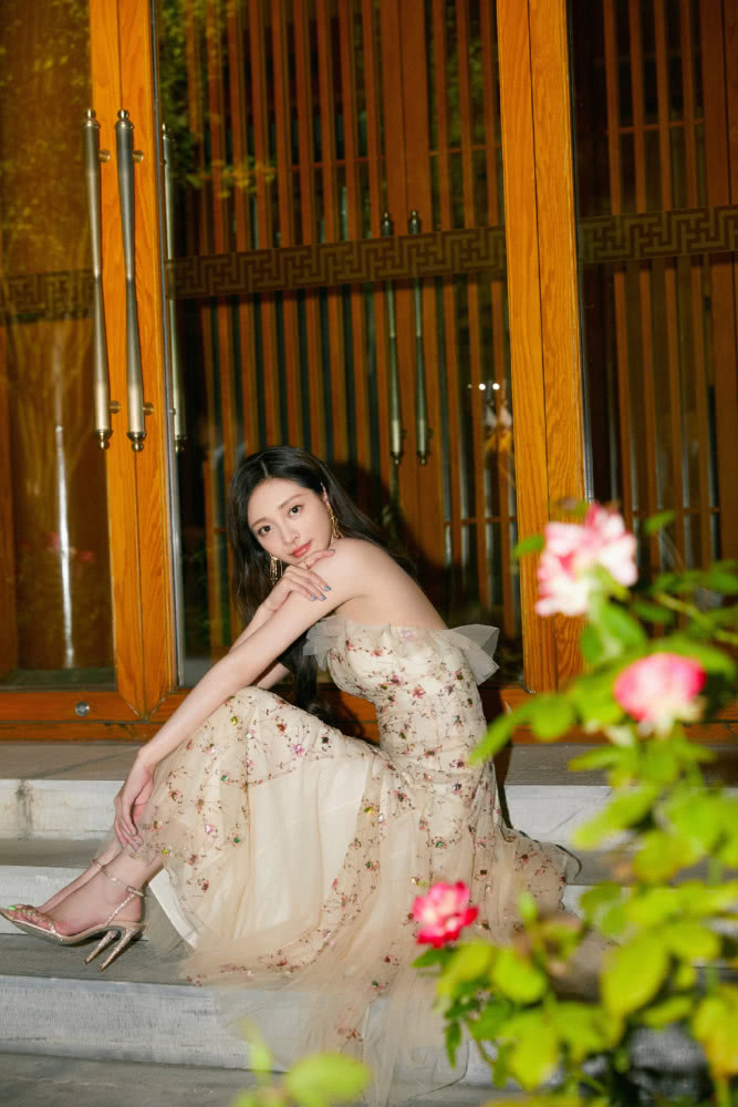 周洁琼衬衫配百褶裙穿成“漫画女主”,笑起来连空气都变甜了