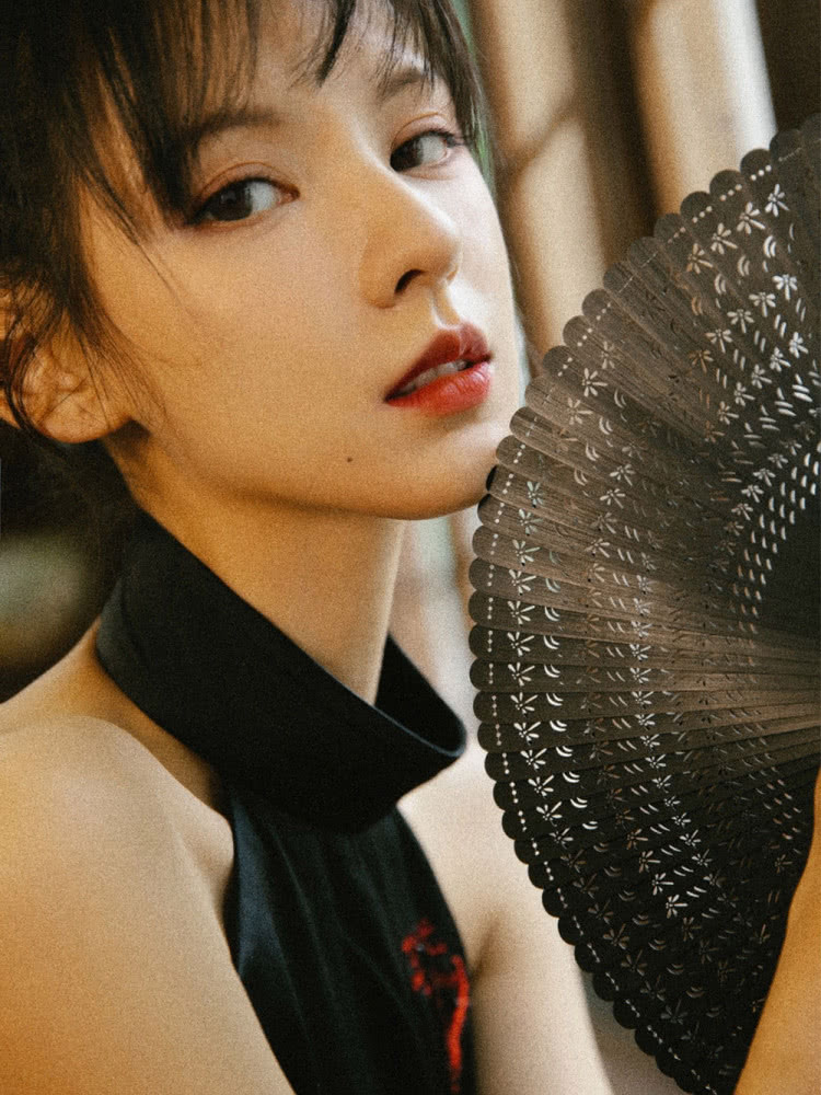 张予曦穿旗袍撑不住衣服,“哪吒头”配空气刘海挺可爱