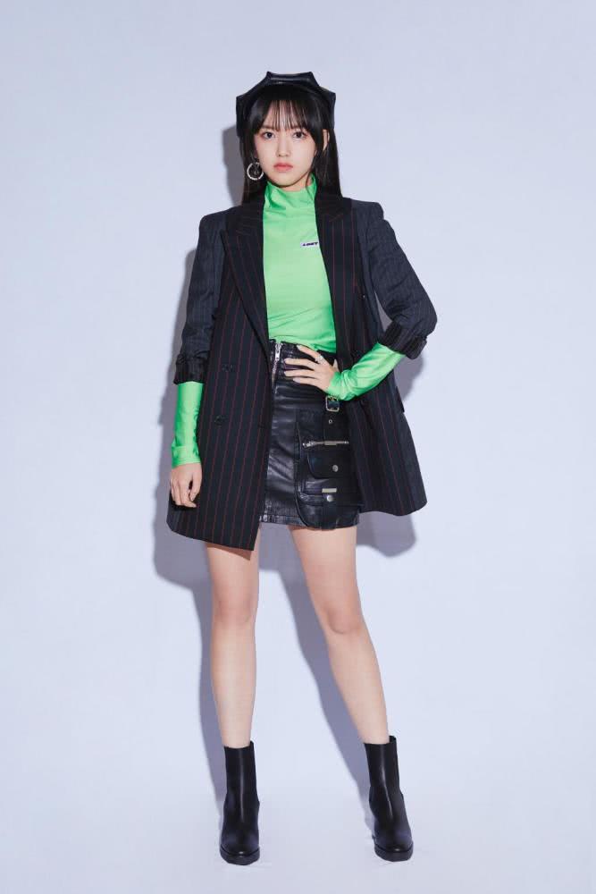 程潇变二次元少女,穿拼接衬衫配超短裙坐下后“漫画腿”太抢镜