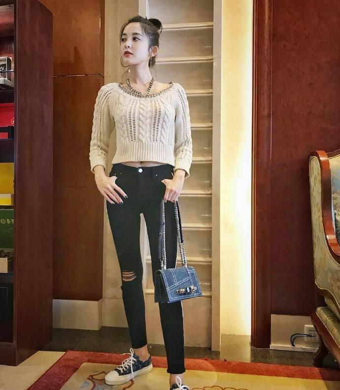 古力娜扎终于晒街拍，彩虹少女装摆pose，秒变校园女生