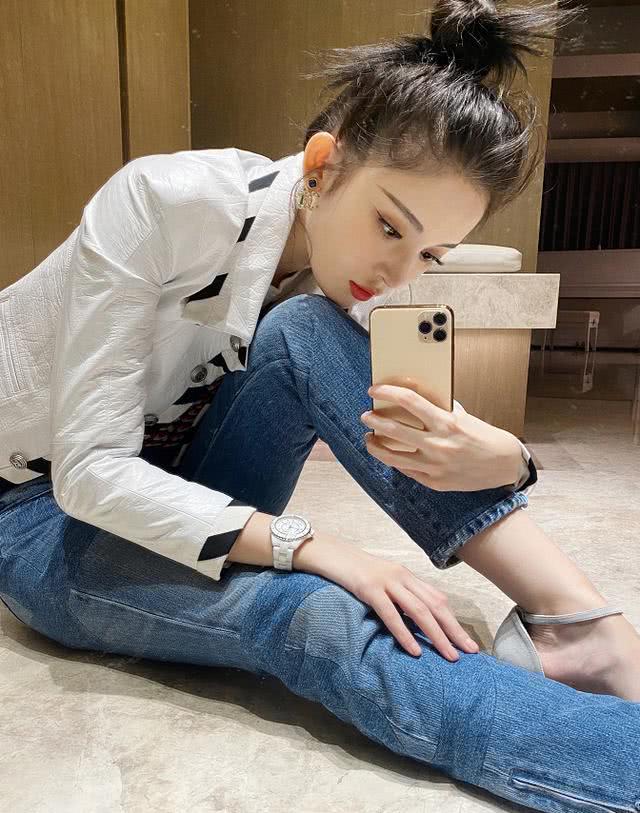 娜扎证明了只要长得好看穿什么都美，这么土气的衣服也就她能穿