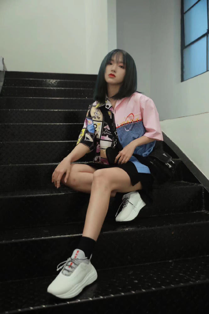 程潇变二次元少女,穿拼接衬衫配超短裙坐下后“漫画腿”太抢镜