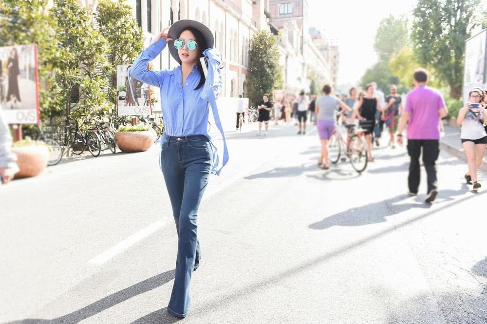 张雨绮高颜值太任性,穿蓝色衬衫搭配牛仔裤基础款穿出了高级感