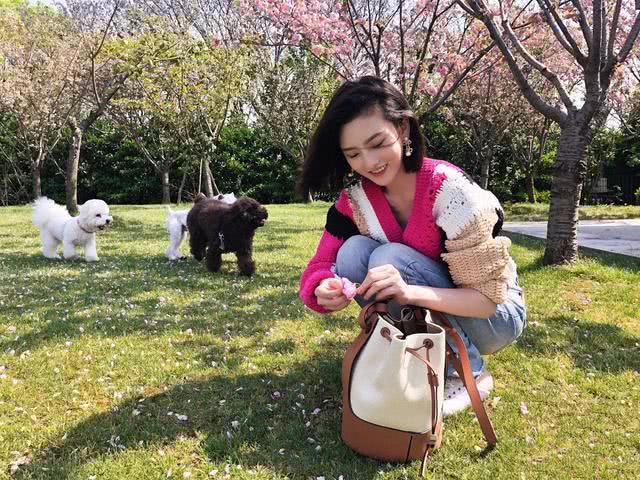 宋祖儿私服穿牛油果绿T恤配白色慢跑裤，满满少女感