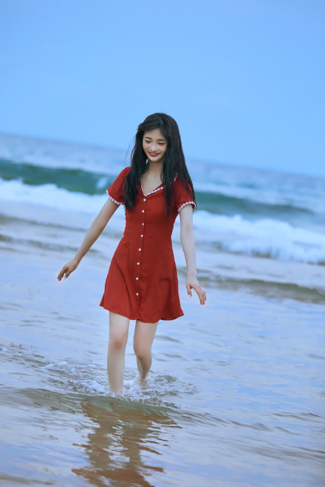 周洁琼衬衫配百褶裙穿成“漫画女主”,笑起来连空气都变甜了