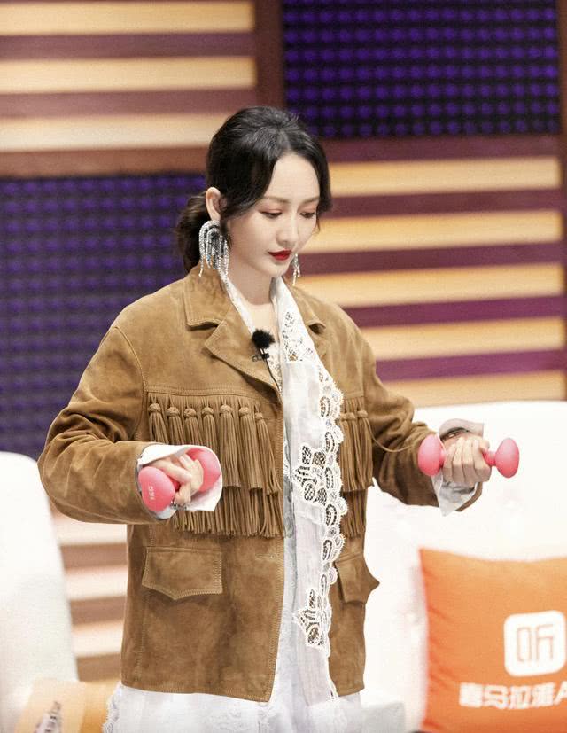 王鸥棕色外套配短裤,穿上高筒靴又美又飒