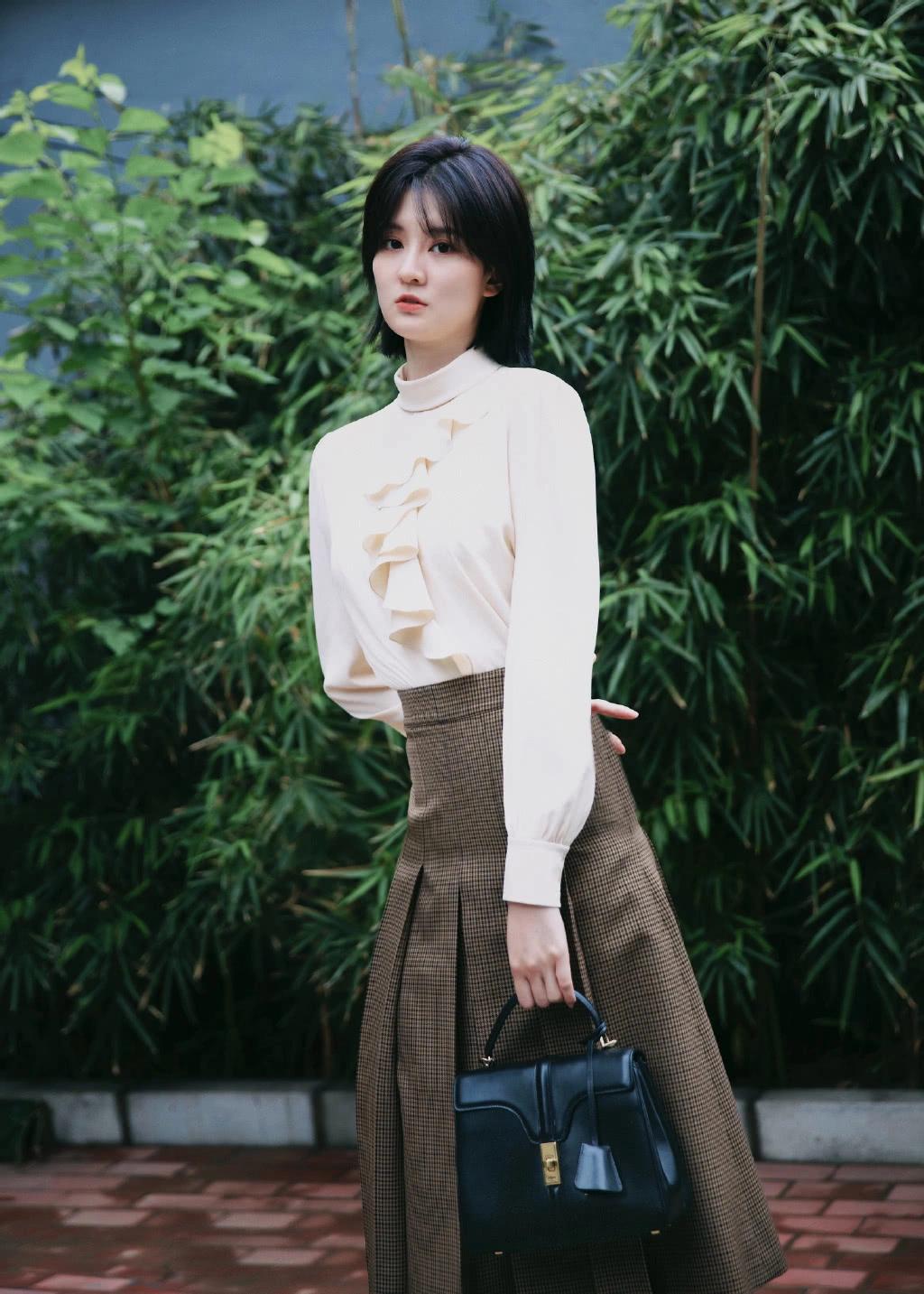 乔欣百褶裙超过膝盖，再配双高筒靴意外显腿更长了